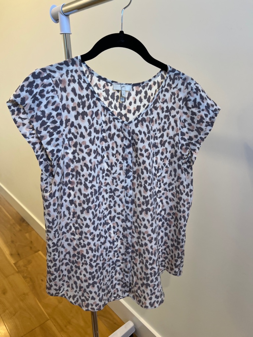 Joie Leopard Print V-Neck Short Sleeve Tee in Cream and gray and pink